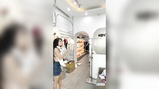 E chủ shop quần áo xinh đẹp vô tình lộ hàng khi đang livetream bán hàng