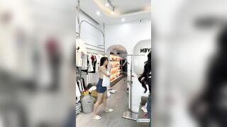 E chủ shop quần áo xinh đẹp vô tình lộ hàng khi đang livetream bán hàng