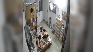 Bà mẹ hư hỏng để con xoa đít hôn lên đít nhưng không phản ứng gì