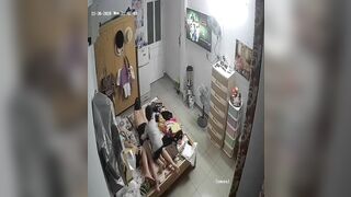 Bà mẹ hư hỏng để con xoa đít hôn lên đít nhưng không phản ứng gì
