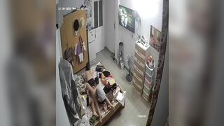Bà mẹ hư hỏng để con xoa đít hôn lên đít nhưng không phản ứng gì