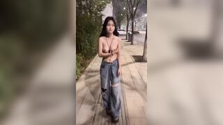 bé học sinh cuối cấp không mặc áo đi dạo phố