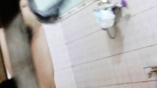 Sao dì tắm không đóng cửa làm con lọ sáng đêm