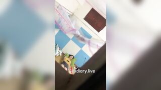 Quay lén chị dâu ở nhà một mình móc lồn trong phòng và cái kết