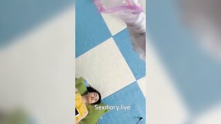 Quay lén chị dâu ở nhà một mình móc lồn trong phòng và cái kết