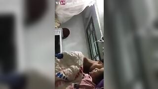 Lúc đầu khóc lóc che mặt ns ko muốn mà sau em kéo chăn chủ động bú mút dạng chân vậy
