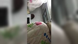 Lúc đầu khóc lóc che mặt ns ko muốn mà sau em kéo chăn chủ động bú mút dạng chân vậy