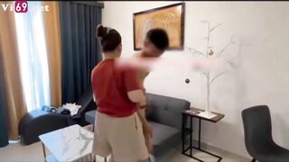 Clip Sex Qua nhà bạn gái chịch bị mẹ em gạ chơi tập thể luôn