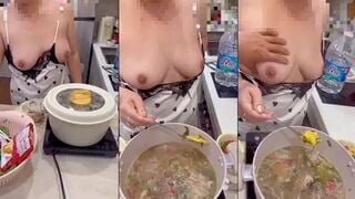 Clip Sex Vợ dâm đang nấu ăn cũng không yên với anh nữa