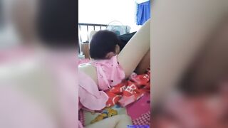 Cu em họ nửa đêm Hít hà ngửi lồn chị hàng xóm Ngủ Say lén móc mà ko dám djt nhau
