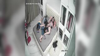 Bà mẹ trẻ mặc quần lót lọt khe cho các con ngắm mép lồn