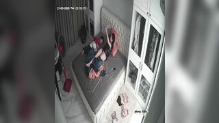 Bà mẹ trẻ mặc quần lót lọt khe cho các con ngắm mép lồn