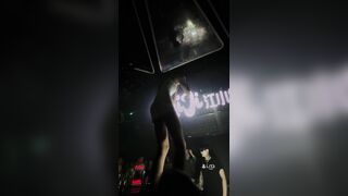 DJ giang tiểu bạch vì tiền nhảy lột đồ trong bar