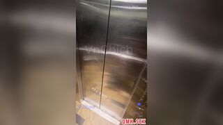 Public chơi lén em ở thang máy