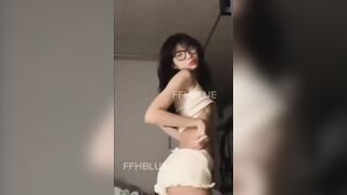 Học sinh đeo kính cận mình dây mặt dâm khoe hàng địt nhau dâm đãng kích thích