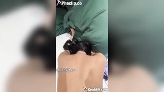 Qua nhà bạn chơi lén lút đè con gái mới lớn của bạn ra địt khẩu dâm nghe sướng vl ra