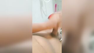 Sục cu trong nhà vệ sinh bắng tinh cực nhiều