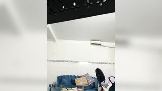 Vừa gội đầu cho khách vừa live thủ dâm 2
