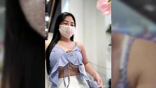 Em Mai Có Sở Thích Thủ Dâm ở Trung Tâm Thương Mại Vạch Lồn Ra Cho Các Anh Ngắm
