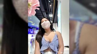 Em Mai Có Sở Thích Thủ Dâm ở Trung Tâm Thương Mại Vạch Lồn Ra Cho Các Anh Ngắm