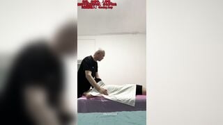 Gái trẻ gạ ông già masage địt nhau mà không được vú to mông bự
