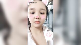Bé Chip Vú To Live Nhảy Chào Mọi Người
