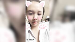 Bé Chip Vú To Live Nhảy Chào Mọi Người