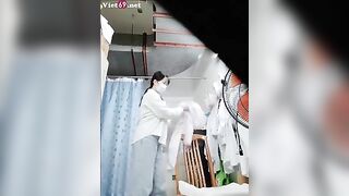 Cô y tá thực tập show hàng từ phòng khám tới phòng tắm