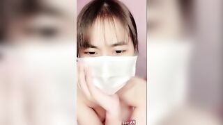 Em gái vừa livestream vừa cover bài hát