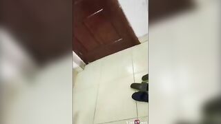 Em gái mặc quần đi về rồi mà anh cứ quay