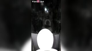 Lên bar quẩy với bạn mà em lén lút vào nhà wc thủ dâm bắn nước vào máy quay