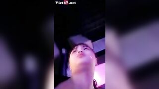 Lên bar quẩy với bạn mà em lén lút vào nhà wc thủ dâm bắn nước vào máy quay