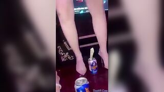 Gái nhảy thể hiện kỹ năng gắp tiền bằng lồn =))