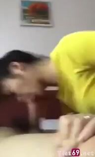Chim to em gái áo vàng mê mẩn mút