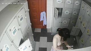 Quay lén phòng thay đồ 2