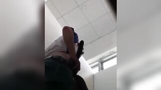 quay lén bú cu trong nhà vệ sinh trường