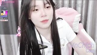 Em cơ trưởng MinhHa-18 xinh đẹp dẫn đoàn bằng cách livestream show hàng