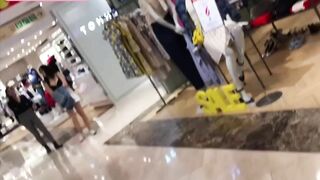 Quay lén gái xinh ở khu trung tâm thương mại