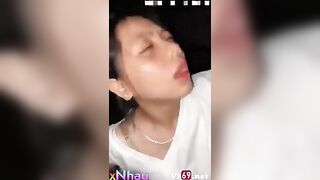 Em gái nằm võng