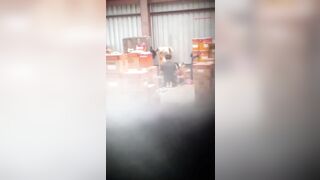 quay lén cặp đôi trốn trong kho hàng giã gạo