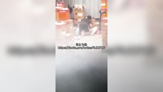 quay lén cặp đôi trốn trong kho hàng giã gạo