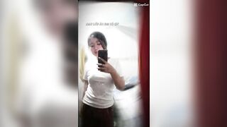 Sau lớp áo em có gì?