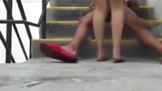 rủ em sinh viên phòng bên ra cầu thang địt