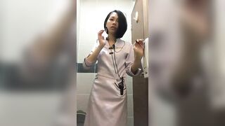 Em gái phục vụ liếm nước lồn dính vào sextoy khi đi làm (1)
