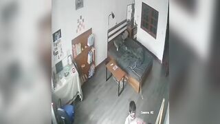 Không biết bà dì này dâm đãng thế nào mà tụt quần rồi cho cháu bú lồn mình