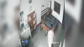 Không biết bà dì này dâm đãng thế nào mà tụt quần rồi cho cháu bú lồn mình