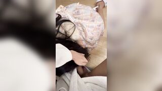 thằng anh khốn nạn cởi chuồng trước mặt cô em họ khi không có ai ở nhà