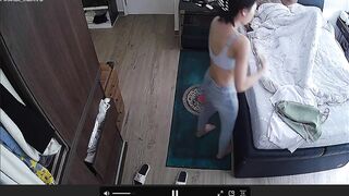 Bà chị gái ngang nhiên thay đồ trước mặt thằng em