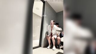Cặp đôi địt nhau trong góc bị một đôi khác phát hiện