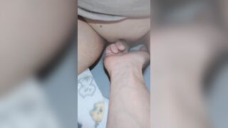Móc cho em đái vào tay